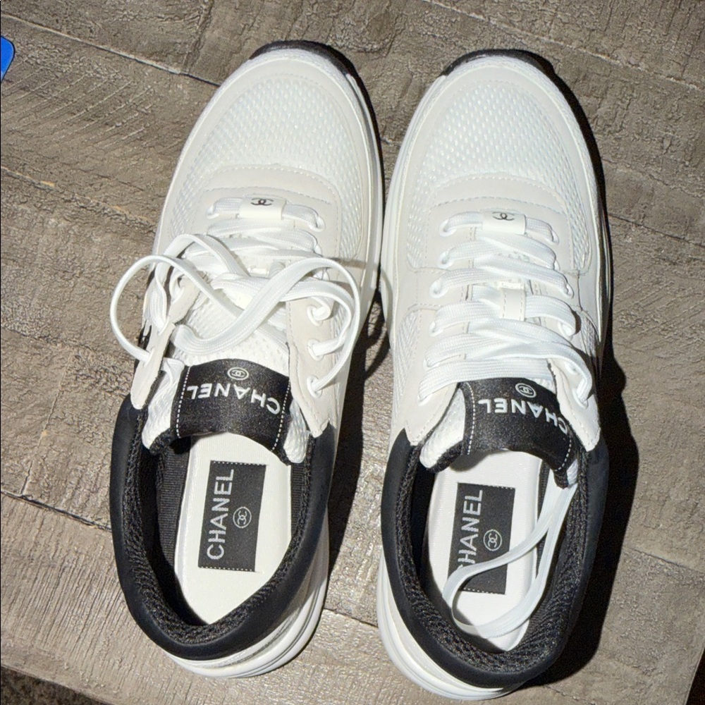 Chic Sneakers in Black and White - Picture 6 of 11